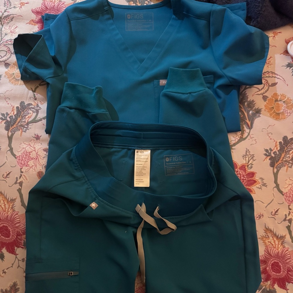 Figs Pacific Blue Scrub Ensemble